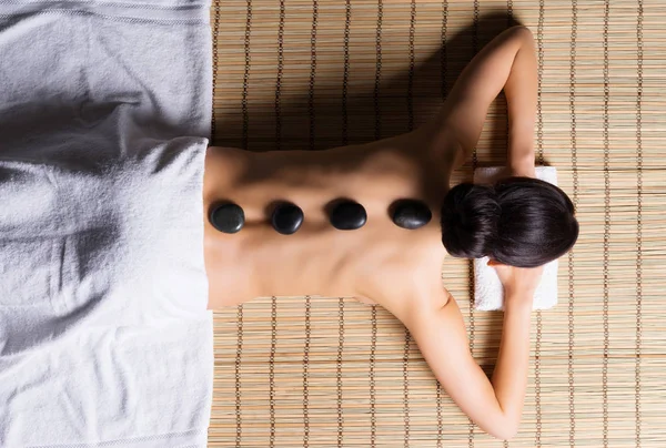 Mladí a přírodní žena na masáži — Stock fotografie