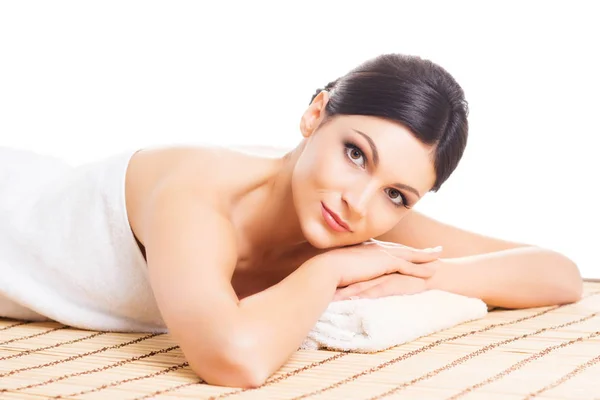 Mulher jovem e natural em massagem spa — Fotografia de Stock