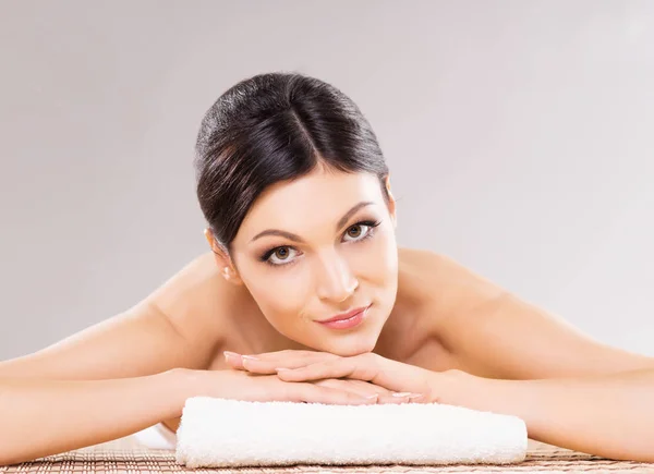 Mujer joven y natural en masaje de spa — Foto de Stock