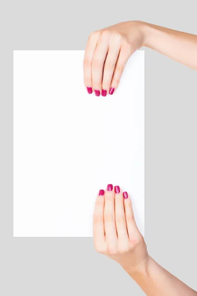 Mãos femininas segurando papel em branco — Fotografia de Stock