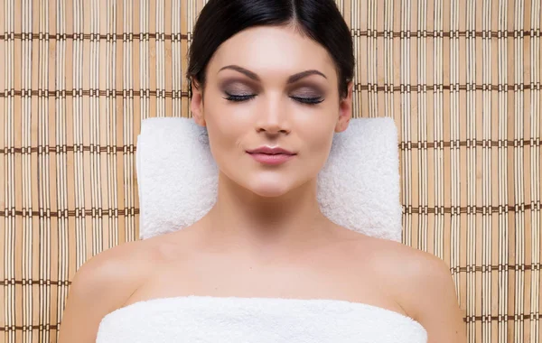 Young and natural woman on spa massage — Stock Photo, Image