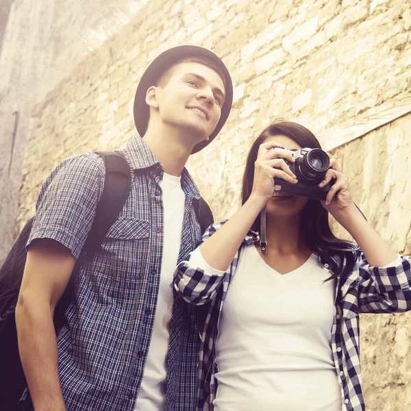 Couple de jeunes voyageurs — Photo