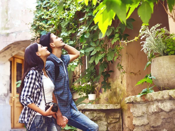 Pareja de jóvenes viajeros — Foto de Stock