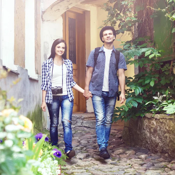 Casal de jovens viajantes — Fotografia de Stock