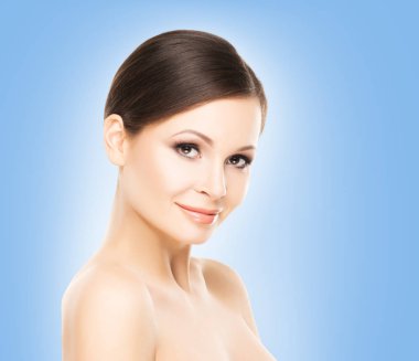 hafif makyaj ile genç kadın