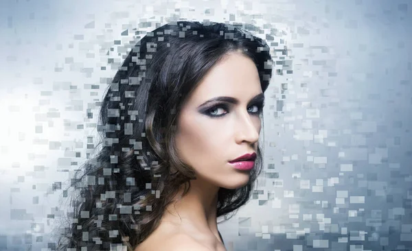 Belle femme avec mosaïque pixels numériques — Photo