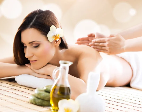 Giovane e naturale donna su massaggio spa — Foto Stock