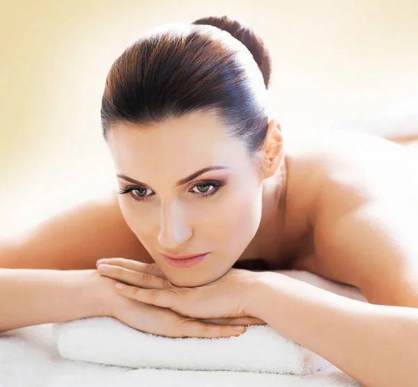 Jonge en natuurlijke vrouw op spa massage — Stockfoto