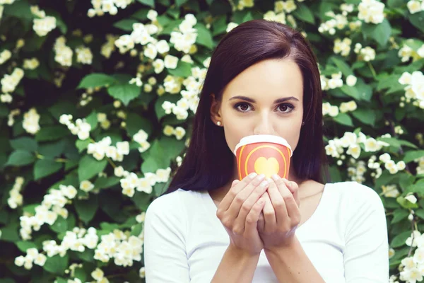 Jeune femme profiter du café dans le parc — Photo