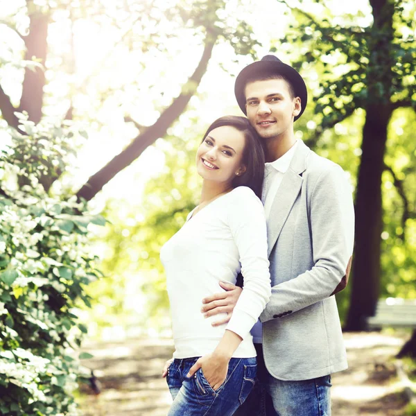 Unga lyckliga par i park — Stockfoto