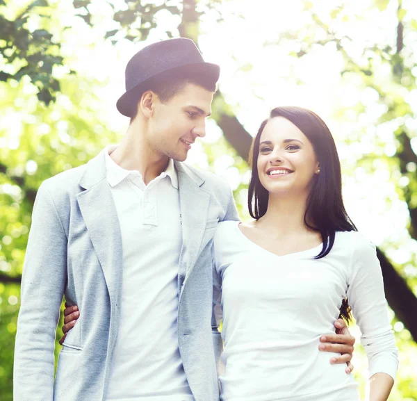 Jovem casal feliz no parque — Fotografia de Stock