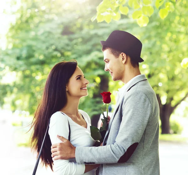 Joven pareja feliz en el parque —  Fotos de Stock