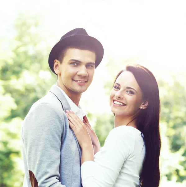 Jonge gelukkige paar in park — Stockfoto