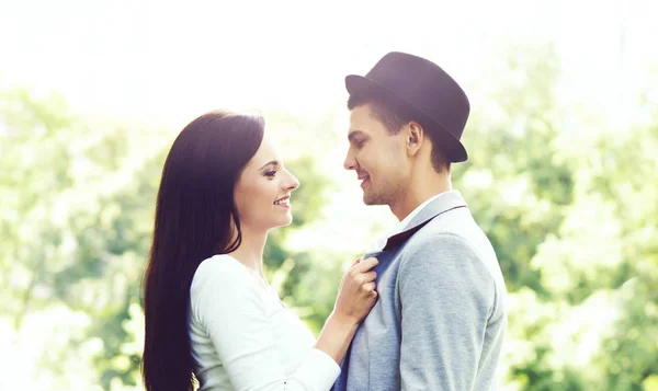 Joven pareja feliz en el parque — Foto de Stock