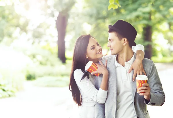 Joven pareja feliz en el parque — Foto de Stock