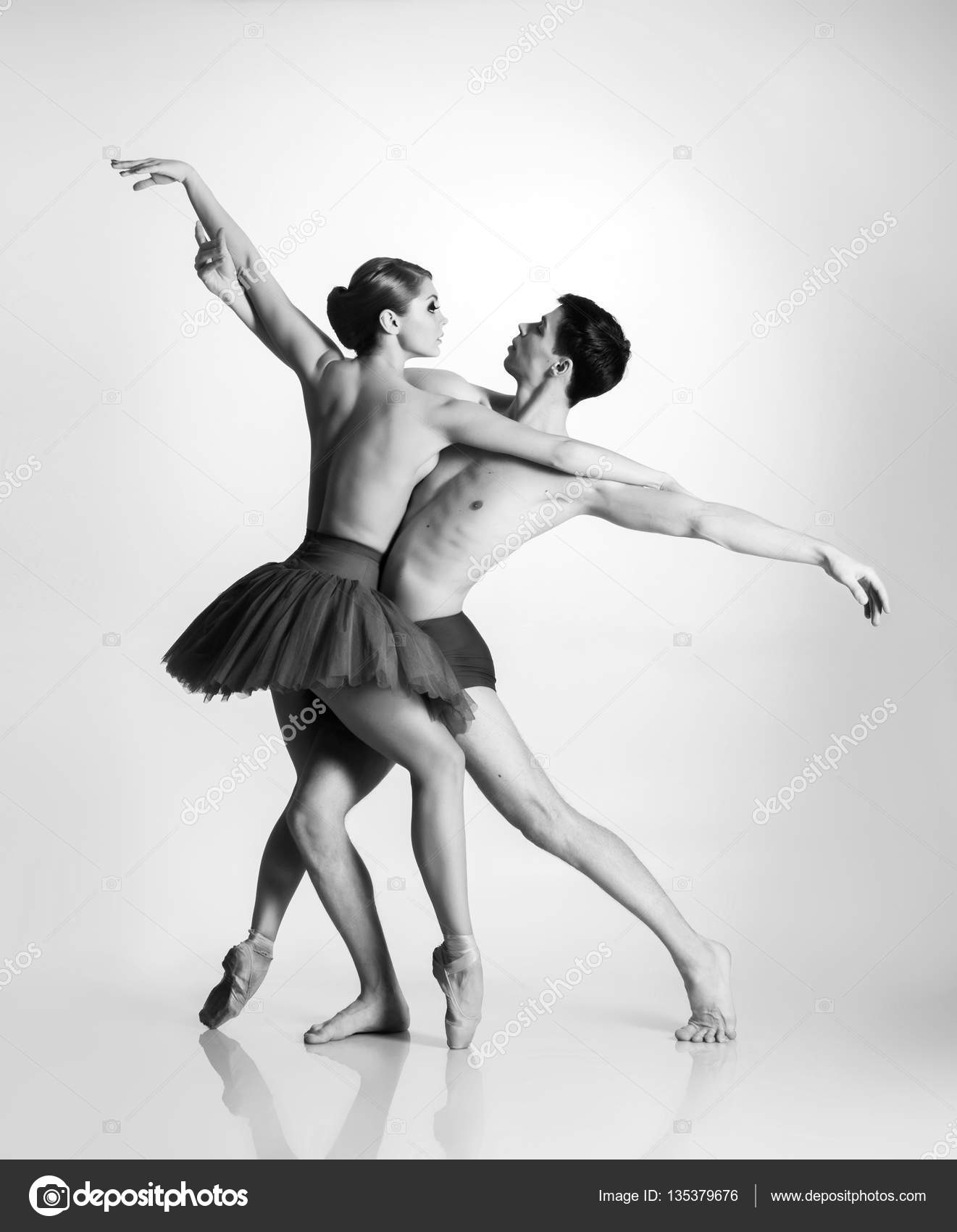 미술 공연을 하는 발레 댄서들 — 스톡 사진 © shmeljov #135379676, image size:1321x1700