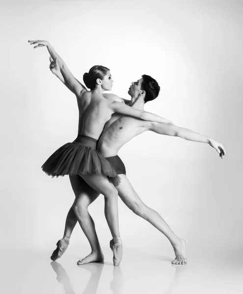 Ballerini di danza classica in performance artistica — Foto Stock
