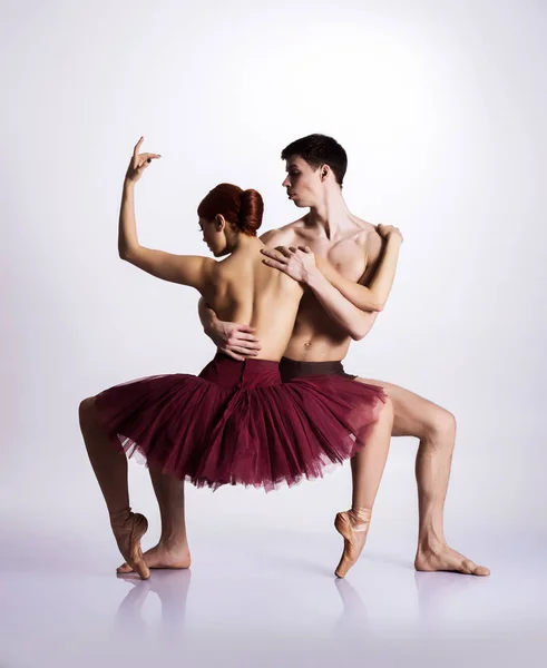 미술 공연을 하는 발레 댄서들 — 스톡 사진
