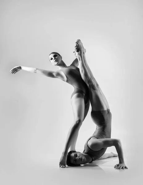 Ballet dancers in art performance — Stock Photo, Image
