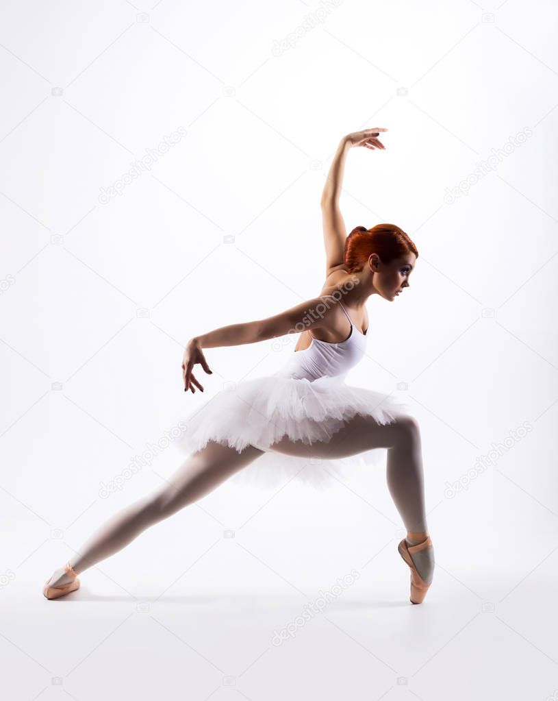 Giovane ballerina di danza classica in performance artistica — Foto stock  di © shmeljov #135379842, image size:815x1023