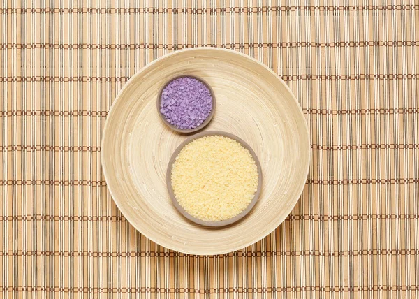 Assiettes avec sel de bain sur tapis de bambou — Photo