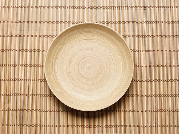 Piastra vuota su tappetino di bambù — Foto Stock