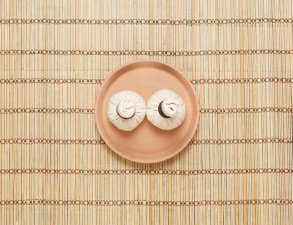 Масажні пучки на тарілці на бамбуковому килимку — стокове фото