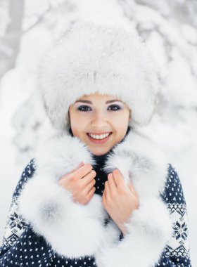 güzel kış orman genç kadın