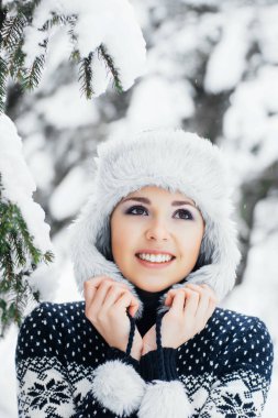 güzel kış orman genç kadın