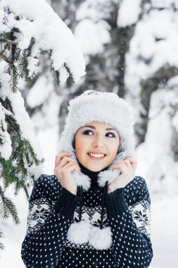 güzel kış orman genç kadın