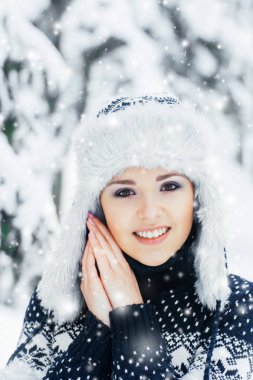 güzel kış orman genç kadın