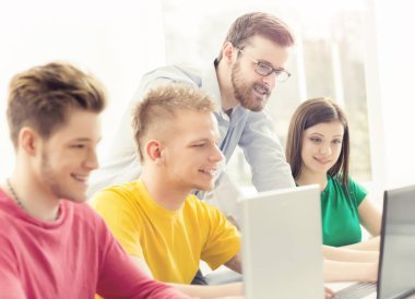 Öğrenciler ve programlama dersi öğretmeni