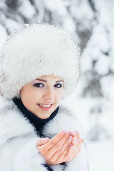 Jovem mulher na bela floresta de inverno — Fotografia de Stock
