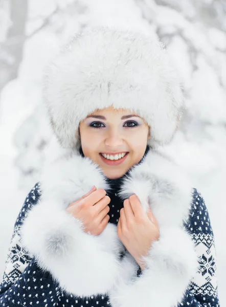 güzel kış orman genç kadın