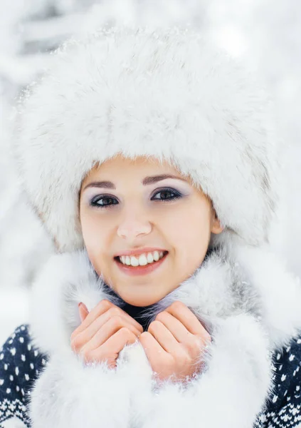 아름 다운 겨울 숲에서 젊은 여자 — 스톡 사진