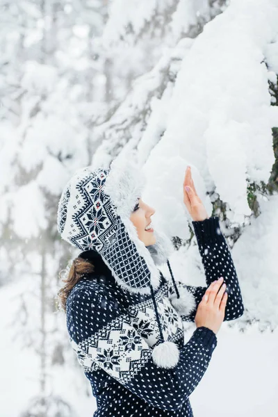 Молодая женщина в красивом зимнем лесу — стоковое фото