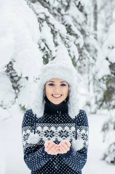 Mujer joven en el hermoso bosque de invierno — Foto de Stock