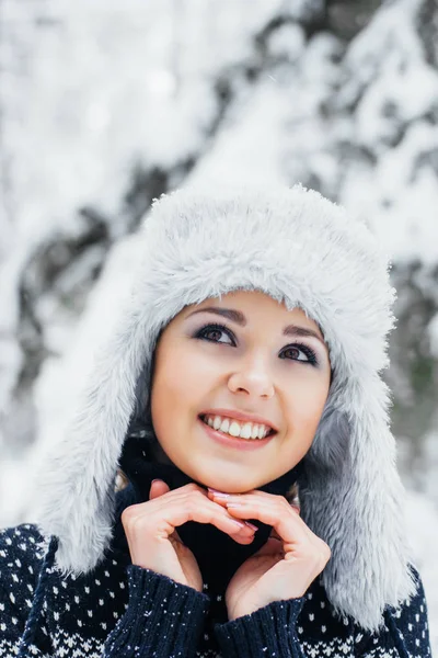 在美丽的冬天森林里的年轻女子 — 图库照片