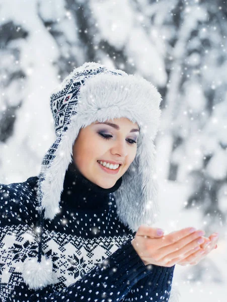 güzel kış orman genç kadın