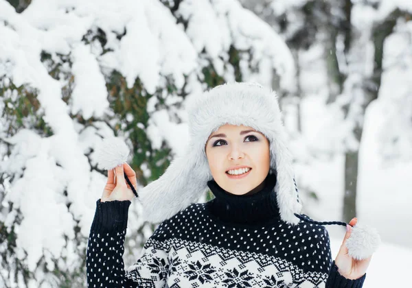 güzel kış orman genç kadın