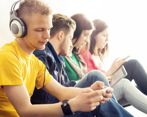 Group of students looking at smartphones — Stock Photo, Image