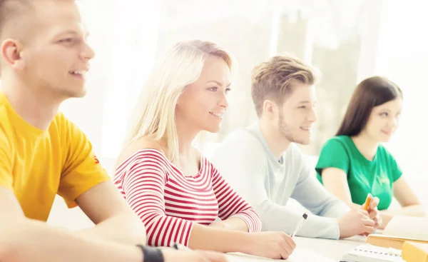 Gruppo di studenti prova di scrittura — Foto Stock