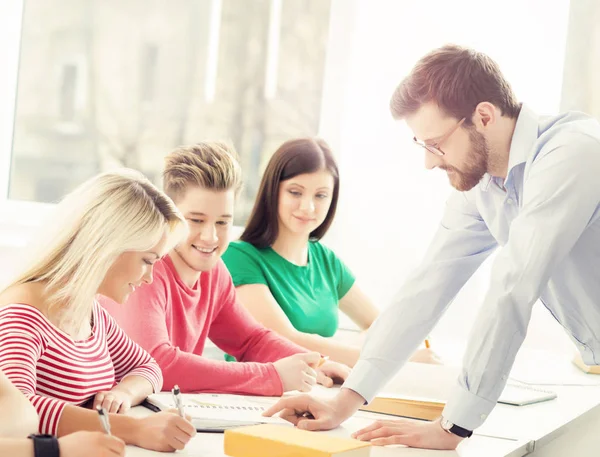 Grupo de estudiantes y profesores — Foto de Stock