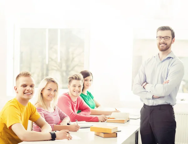 Grupo de estudiantes y profesores — Foto de Stock