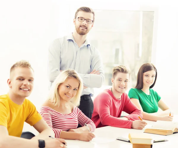 Groep van studenten en leraar — Stockfoto