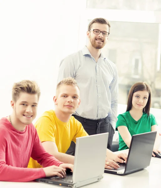 Schüler und Lehrer beim Programmieren — Stockfoto