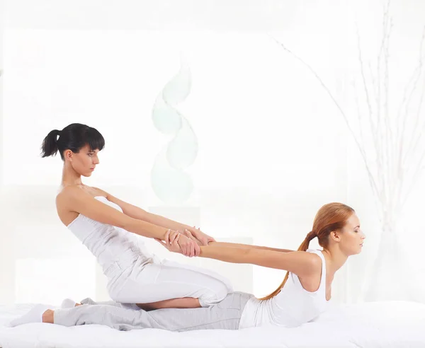 Kvinna att få thailändska stretching massage — Stockfoto