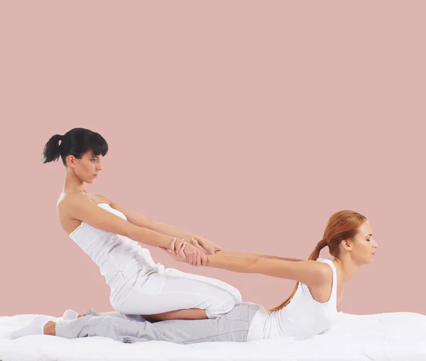 Frau bekommt Thai Stretching Massage — Stockfoto