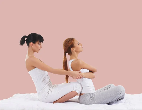 Kvinna att få thailändska stretching massage — Stockfoto