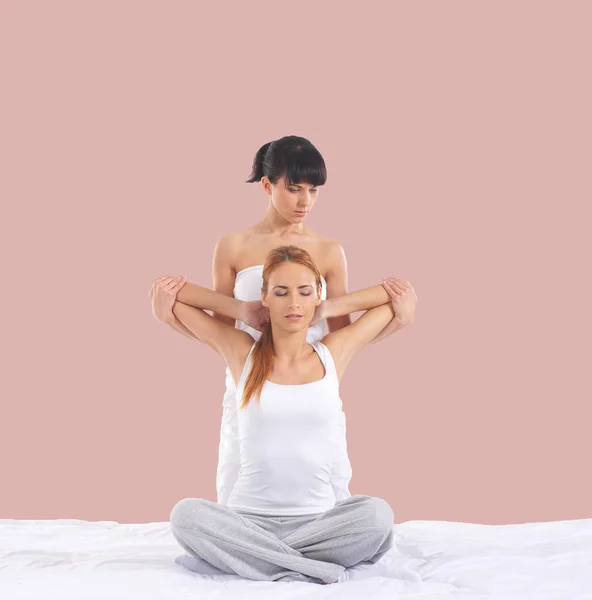 Kvinna att få thailändska stretching massage — Stockfoto